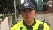 男子街头追砍父亲被辅警制服 父亲求情：他是个孩子