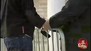英国街头恶搞:警察被绑架