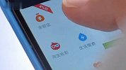 50岁大妈交8位男友骗50万 线上是美女线下是“干妈”