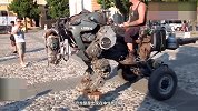 世界首款机械恐龙战车边跑边喷火 速度惊人回头率百分百