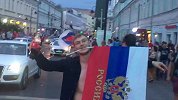 国旗+可乐！俄罗斯老哥庆祝胜利激动到步履蹒跚