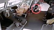 男子提黑塑料袋乘公交 司机拉开一看被吓坏：钱退你 快下去！