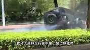 牧马人撞上绿化带车身猛烈旋转，断轴后漏油洒一地：多辆电动滑倒