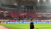 夺冠之战一触即发 赛前球迷巨型tifo为球队助威