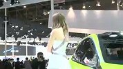 2012北京车展-靓丽车模青春舞动绿色丰田相得益彰