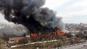 俄罗斯圣彼得堡一建筑起火面积已超1万平方米 火焰窜起几层楼高
