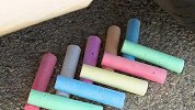 把粉笔、南瓜等放在车轮下，好减压，勿模仿