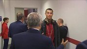 西甲-1617赛季-联合会杯赛前 C罗表情严肃击掌致意-新闻