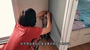 游客丢给猴子一个朝天椒，猴子咬一口后当场发飙，看完不许笑