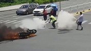 摩托车被撞司机瞬间成“火人” 路人持灭火器紧急救援