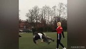 为了得宠命都不要了？小哥让女友当足球随意踢
