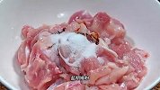 这道菜我家经常做，鸡腿肉特别嫩，不管下酒下饭都特别好吃