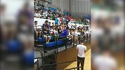 篮球-17年-搞事情！杜兰特球迷竟着勇士球衣亮相威少活动-新闻