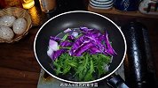 茼蒿的家常做法，简单又好吃的紫甘蓝炒茼蒿，清爽开胃