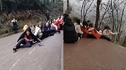 南方人的快乐就是这么简单！冻雨过后组队坐地生蹭斜坡冰面