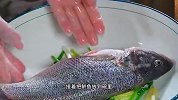 把鲈鱼放进开水里煮一煮，这是我认为鲈鱼最好吃的做法，太鲜美了