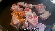 天气炎热易出汗不用慌！玉米排骨汤来救场，金黄清甜解腻又营养