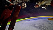 美翻了！俄罗斯宇航员太空拍下北极光 大气层闪光包围了整个地球
