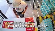 店家免费给户外工作者提供冷饮，遇家长带孩子拎袋装：有的成箱搬