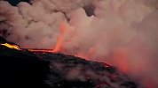 实拍火山爆发画面，熔浆飞灰四溅，碰一下直接全村开席