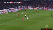 第60分钟法兰克福球员索乌射门 - 打偏