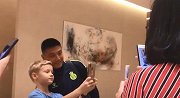 亲民！武磊特意下楼 合影+签名！半蹲配合小球迷太暖心