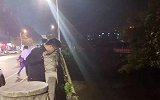 男子生活压力大欲轻生 刚入水就后悔 拼命挣扎游回岸边