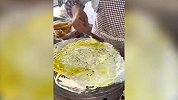 大妈做煎饼果子十来年，手法太生疏笑翻网友：绝对是便衣警察！