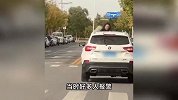 女子趴挡风前，男子开车径直走？网友直言别拿命开玩笑，交警回应