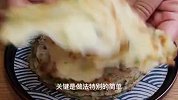 把一碗面粉倒入滚烫的开水中，瞬间变美食，出锅特别太香了，解馋