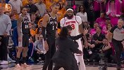 NBA总决赛球迷冲场与文班合影 文班和米罗都看懵了