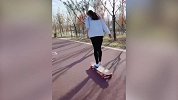 以为是青铜原来是个王者！美女这滑板技术太赞了