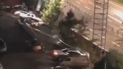 四川宜宾市银龙广场附近路面塌陷 多辆汽车被埋