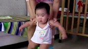大咖笑料-20161205- 好开心!盘点萌娃萌宠们第一次成功学会了走路