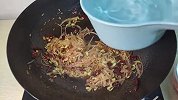 嫩滑入味的水煮肉片，特别下饭