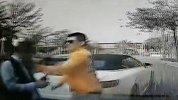 深圳一奔驰车主强行变道剐蹭出租车还嚣张掌掴的哥 警方：已立案