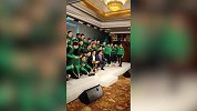 国安回京办庆功宴全队合影留念 老板总经理站C位