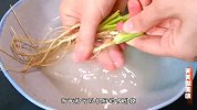 香菜根不要扔了，放水里煮一煮，解决了很多人的烦恼，省钱还实用