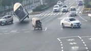 搅拌车路口失控侧翻 眼见一小车马上被砸，驾驶员神操作逃过一劫