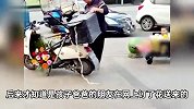 2岁萌娃摆摊卖玩具爸爸好友送开业花篮，妈妈：多人围观，很尴尬