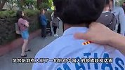 小伙西班牙看球遭种族歧视，一把掐住其脖子让道歉，巴萨官方致歉