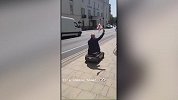 画面太违和！老大爷坐儿童玩具车挥舞英格兰国旗