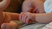 贵州一女子与人套近乎 偷走其出生5天的女婴