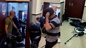 加沙媒体大楼紧急撤离画面公开！记者身着防护背心、携带数个背包