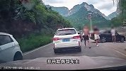 奥迪加塞未果超速拦车，3男子下车扔槟榔、露纹身辱骂，警方回应