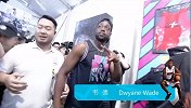 韦大爷这人气无敌！ 携手哈斯勒姆现身3+1篮球联赛
