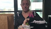 WWE-18年-夏季狂潮备战日记：女神不怕胖 布里斯品尝Shake Shack汉堡-花絮