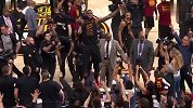 篮球-18年-霸气！詹皇绝杀后再次站到记录台与球迷欢呼互动-专题
