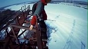 不作不会死！战斗民族爬到高塔上展示高空跳雪