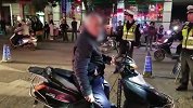 实拍老汉骑摩托遇查 竟持刀威胁恐吓交警
